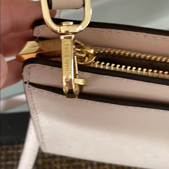 Just Like New!!!  Michael Kors Jet Set Travel Leather Crossbody - Picture 6 of 7